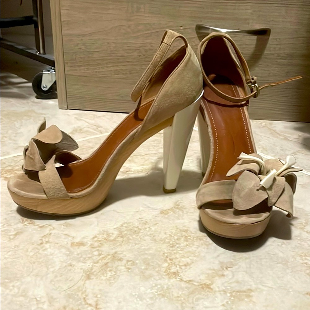 Elegant Tan and White Women's Heels